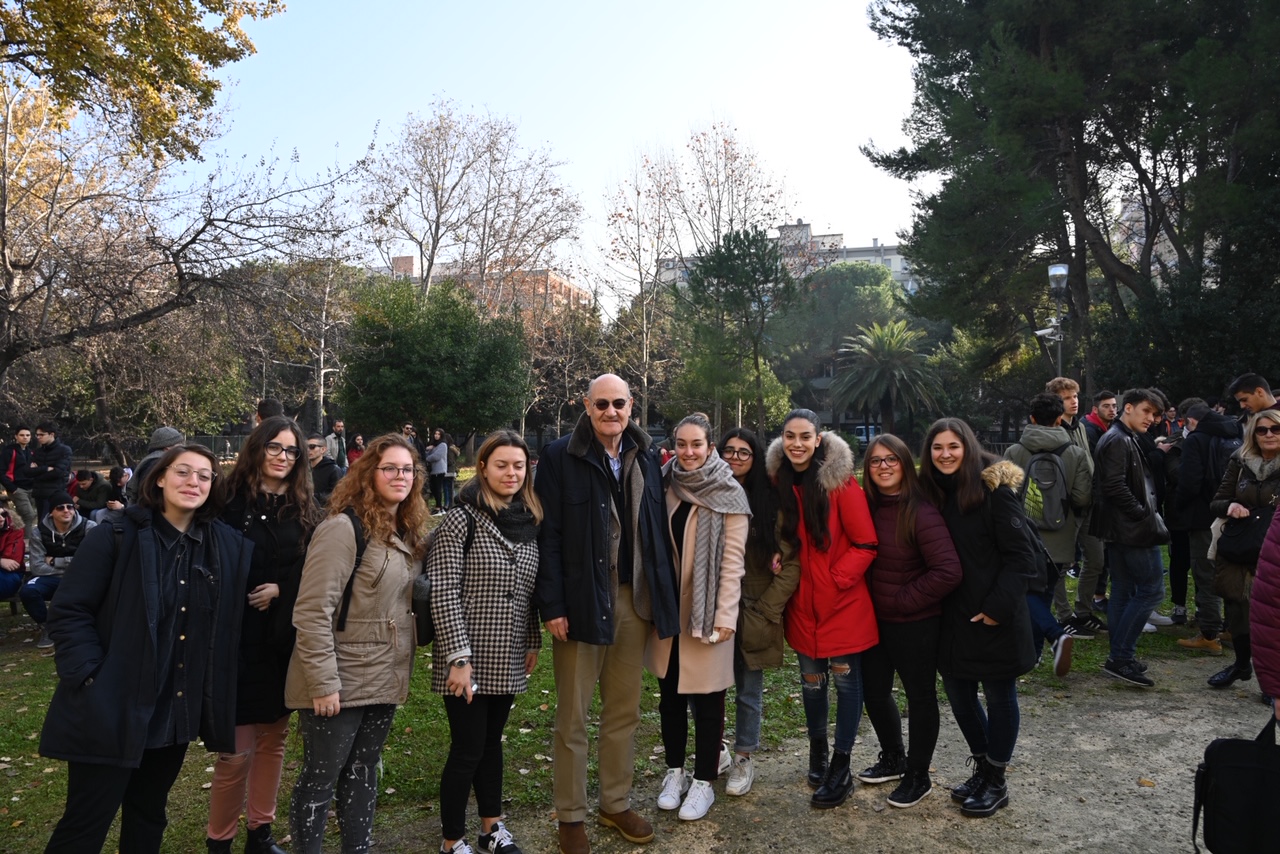 The students with Gabriele Nissim, Chairman of Gariwo